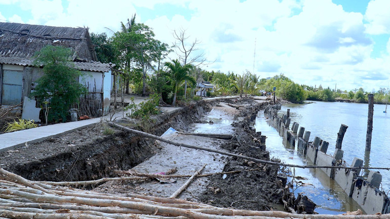 Đoạn đường bê-tông dài gần 100m bị sụp lún hoàn toàn.