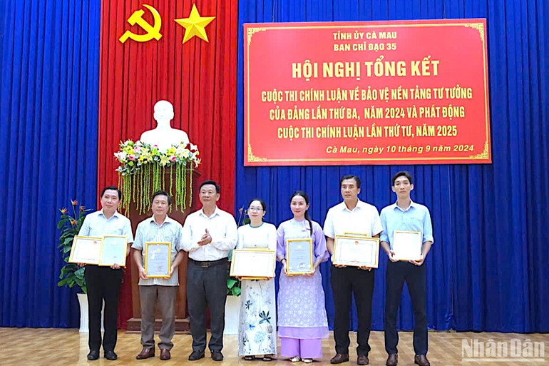 Trưởng Ban Tuyên giáo Tỉnh ủy Cà Mau Hồ Trung Việt (thứ 3 từ trái qua) trao giải cho tác giải, nhóm tác giải đạt giải A.