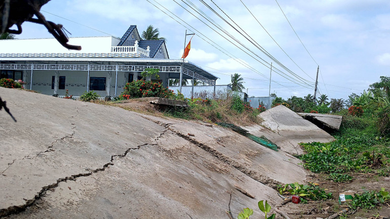 Người dân tuyến bờ nam kênh Quảng Hảo mong sớm được khắc phục, sửa chữa lộ hư hỏng để giao thông, đi lại thuận lợi.