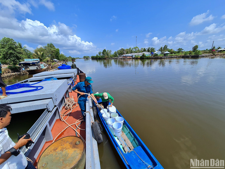 Các đơn vị chức năng hỗ trợ nước sinh hoạt miễn phí cho người dân vùng nông thôn Cà Mau bị thiếu nước bởi ảnh hưởng của khô hạn.
