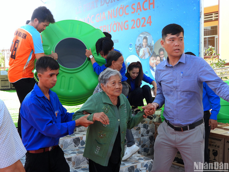 Nhiều hộ dân vùng nông thôn tỉnh Cà Mau được hỗ trợ dụng cụ xử lý nước, bồn trữ nước nhân Lễ phát động tuần lễ về nước sạch và vệ sinh môi trường.