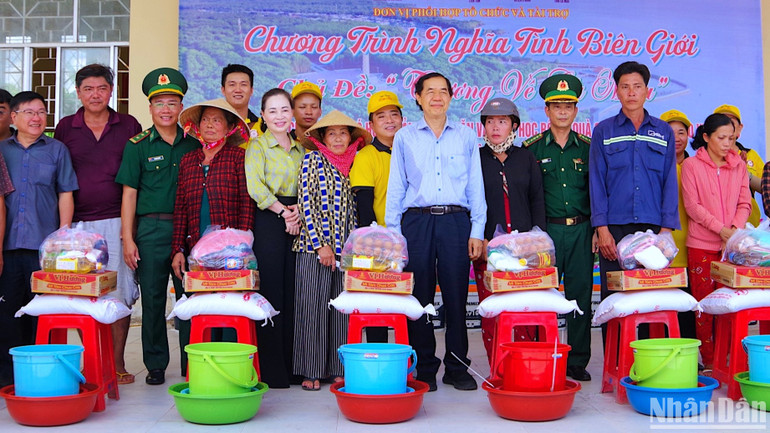 Các đơn vị đồng hành tặng quà cho hộ nghèo, gia đình chính sách, người có công tại xã Khánh Tiến, huyện U Minh, tỉnh Cà Mau. Các đơn vị đồng hành tặng quà cho hộ nghèo, gia đình chính sách, người có công tại xã Khánh Tiến, huyện U Minh, tỉnh Cà Mau.