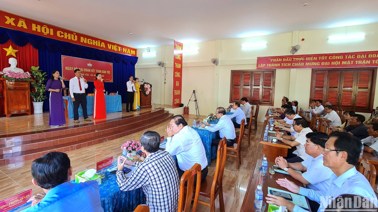 Văn nghệ chào mừng Ngày hội đại đoàn kết toàn dân tộc tổ chức điểm tại xã Hàm Rồng (huyện Năm Căn, tỉnh Cà Mau).