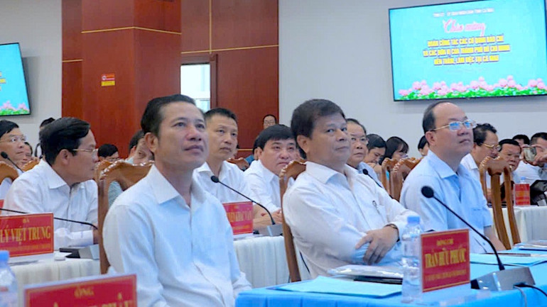 Các đại biểu là lãnh đạo tỉnh Cà Mau và đại diện nhiều đơn vị báo chí đến từ Thành phố Hồ Chí Minh tham dự buổi làm việc chiều 21/3.