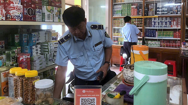 Lực lượng chức năng tỉnh Cà Mau kiểm tra hàng hóa tại một điểm kinh doanh nhiều mặt hàng dược phẩm tại Phường 2, thành phố Cà Mau. Lực lượng chức năng tỉnh Cà Mau kiểm tra hàng hóa tại một điểm kinh doanh nhiều mặt hàng dược phẩm tại Phường 2, thành phố Cà Mau.
