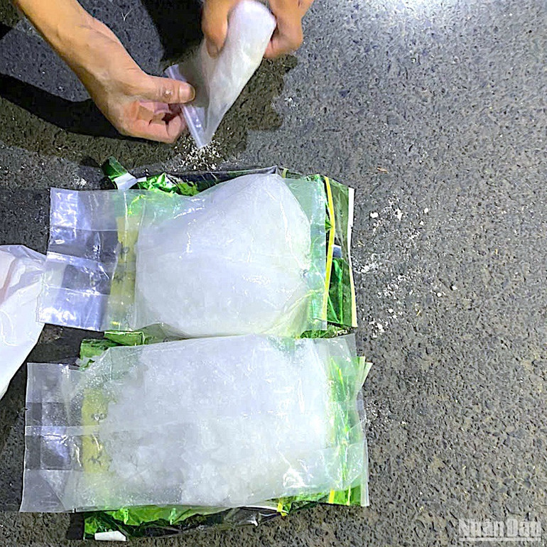 Các bịch tinh thể màu trắng nghi là ma túy bị các trinh sát Công an tỉnh Cà Mau phát hiện từ xe của Thịnh và Quốc.