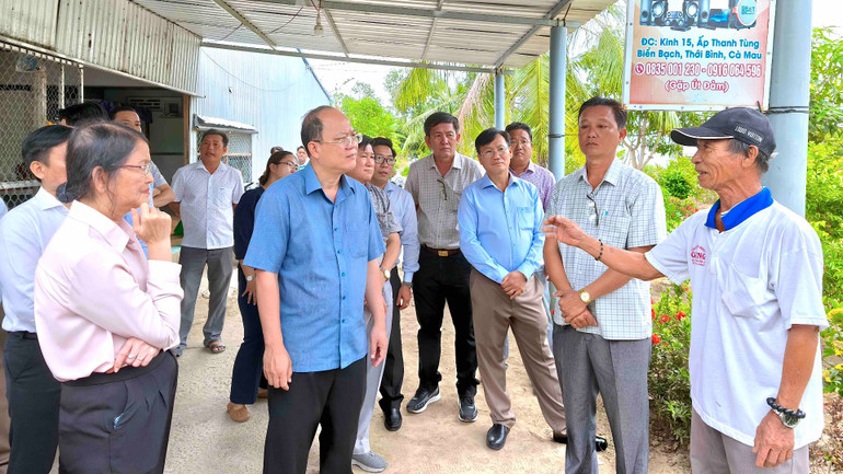 Bí thư Tỉnh ủy Cà Mau Nguyễn Hồ Hải lắng nghe hộ dân ấp Thanh Tùng kể khổ về việc thiếu nước sử dụng trong sinh hoạt vào mùa khô hạn.