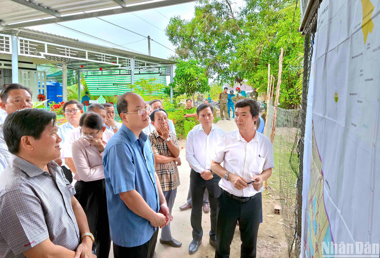 Bí thư Tỉnh ủy Cà Mau Nguyễn Hồ Hải (áo xanh) khảo sát thực tế và nghe đơn vị chức năng trình bày giải pháp giúp người dân xã Biển Bạch sớm có nước sinh hoạt.