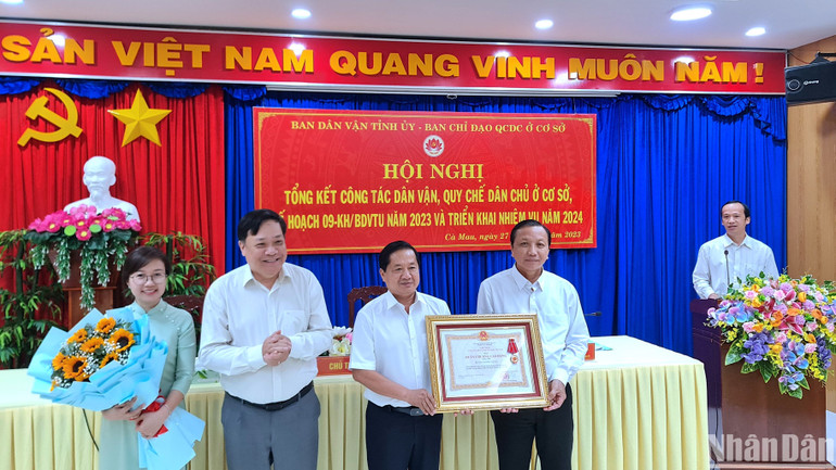Phó Bí thư Thường trực Tỉnh ủy Cà Mau Phạm Thành Ngại (thứ 2 từ trái qua) trao Huân chương Lao động hạng Nhì của Chủ tịch nước cho tập thể Ban Dân vận Tỉnh ủy Cà Mau.