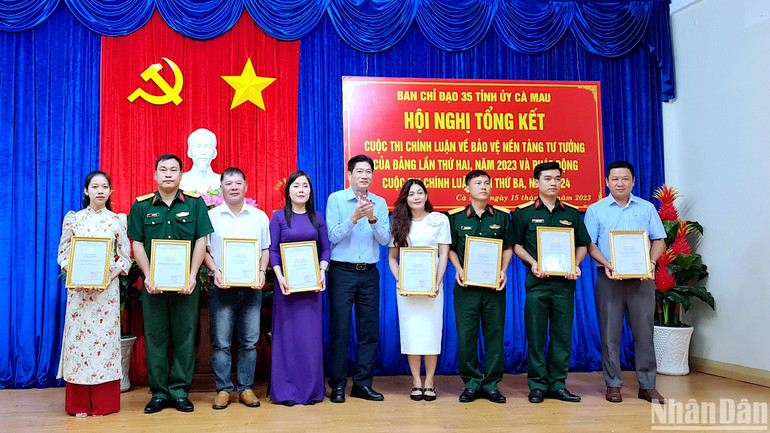 Đại diện Ban tổ chức Cuộc thi chính luận về bảo vệ nền tảng tư tưởng của Đảng năm 2023 tỉnh Cà Mau tặng Bằng khen cho các cá nhân đạt giải cao.