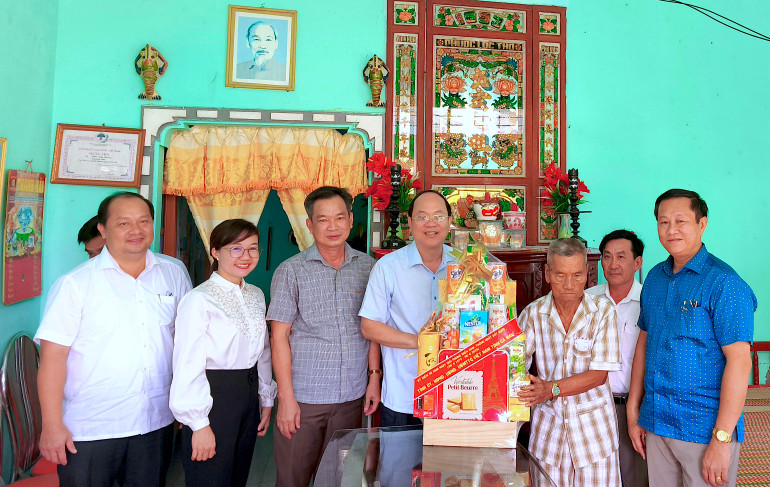 Bí thư Tỉnh ủy Nguyễn Hồ Hải (giữa) trao tặng quà cho gia đình chú Phan Văn Hoàng (ấp Chà Là, xã Phú Thuận, huyện Phú Tân).