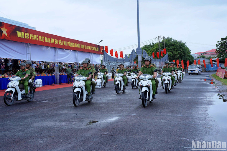 Lực lượng an ninh trật tự ở cơ sở tại Cà Mau diễu hành trước lễ ra mắt.
