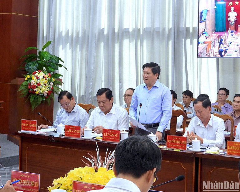 Phó chủ tịch Ủy ban nhân dân tỉnh Cà Mau Lê Văn Sử (đứng) chia sẻ cách làm hay và đề xuất một giải pháp về IUU.