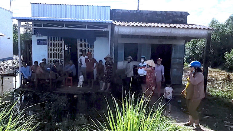 Người dân cùng chính quyền xã Tân Trung (huyện Đầm Dơi, tỉnh Cà Mau) đến tận nơi giải cứu cháu bé có dấu hiệu bị bạo hành.