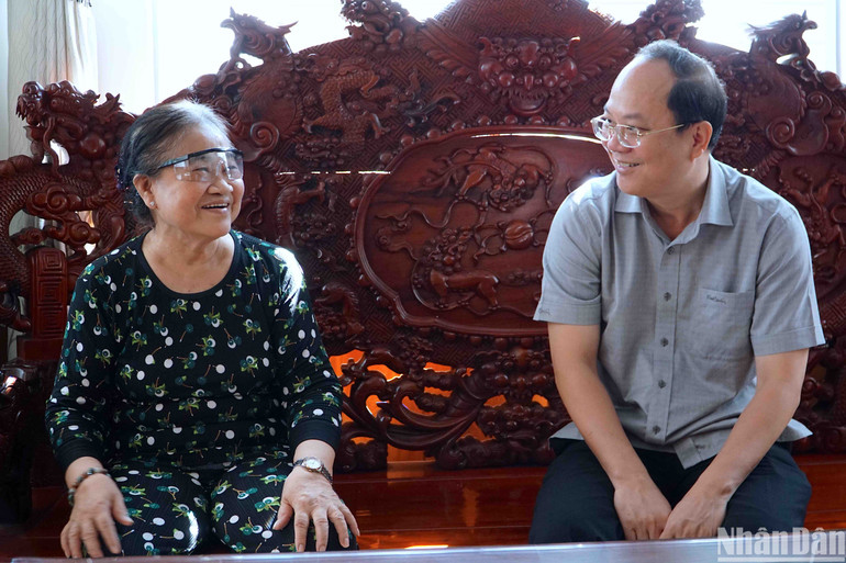 Bí thư Tỉnh ủy Cà Mau Nguyễn Hồ Hải (bìa phải) ân cần thăm hỏi gia đình cố Bí thư Tỉnh ủy Cà Mau Võ Thanh Bình.