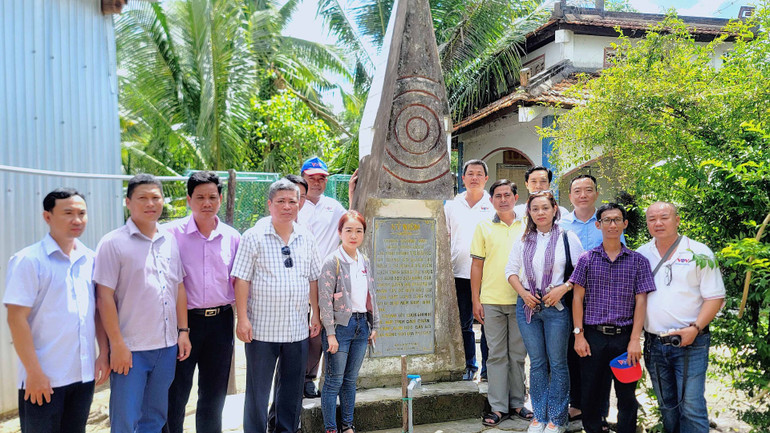 Đoàn về nguồn ghé thăm Bia kỷ niệm của Đài Tiếng nói Nam Bộ Kháng chiến tại xã Tân Bằng, huyện Thới Bình, tỉnh Cà Mau.