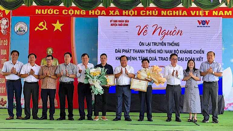 Phó Chủ tịch Ủy ban nhân dân tỉnh Cà Mau Nguyễn Minh Luân (thứ 5 từ phải qua) tặng hoa cảm ơn các đơn vị đồng hành trong chuyến về nguồn.