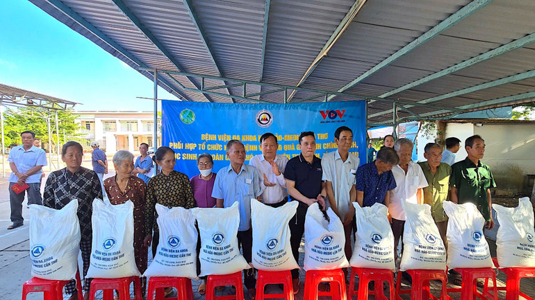 Trao tặng quà hỗ trợ cho gia đình khó khăn trên địa bàn xã Tân Bằng.
