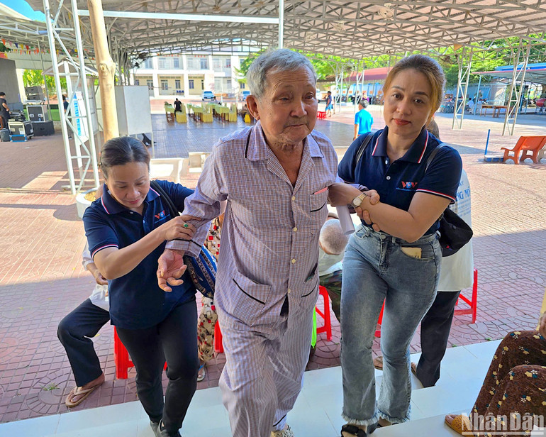 Hoạt động khám bệnh, cấp thuốc miễn phí cho người dân nhân chuyến về nguồn tại xã Tân Bằng.