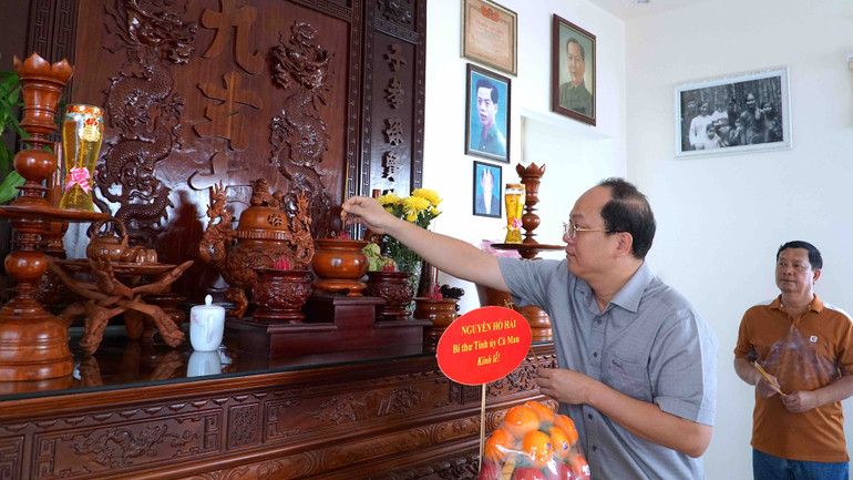 Bí thư Tỉnh ủy Cà Mau Nguyễn Hồ Hải thành kính dâng hương cố Bí thư Tỉnh ủy Minh Hải Nguyễn Văn Đáng.