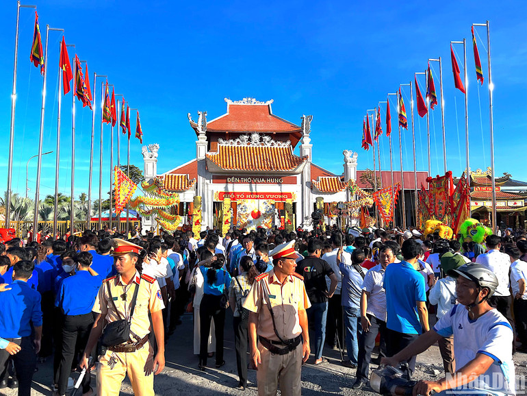 Đông đảo người dân tề tựu về Đền thờ Vua Hùng tại Cà Mau để thành kính tưởng nhớ, tri ân công ơn trời biển của các vị Vua Hùng. Đông đảo người dân tề tựu về Đền thờ Vua Hùng tại Cà Mau để thành kính tưởng nhớ, tri ân công ơn trời biển của các vị Vua Hùng.