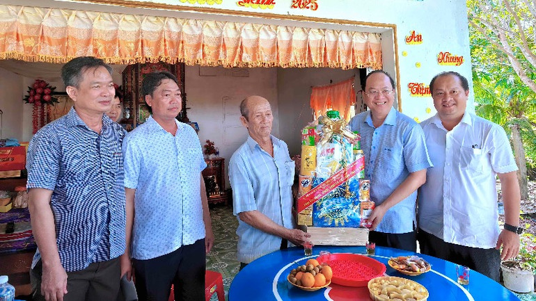 Bí thư Tỉnh ủy Nguyễn Hồ Hải (thứ 2 từ phải qua) trao tặng quà cho gia đình ông Bùi Văn Dương (ấp Phú Thành, xã Phú Thuận, huyện Phú Tân).
