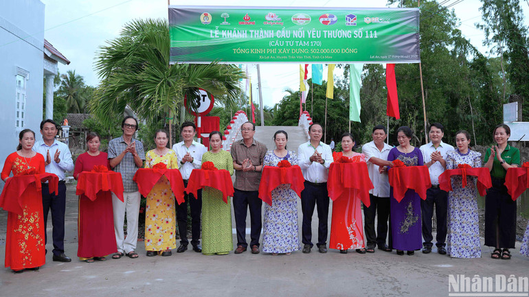 Kết nối đôi bờ vùng nông thôn xã Lợi An (huyện Trần Văn Thời) và xã Phú Hưng (huyện Cái Nước) qua chương trình “Cầu nối yêu thương”.