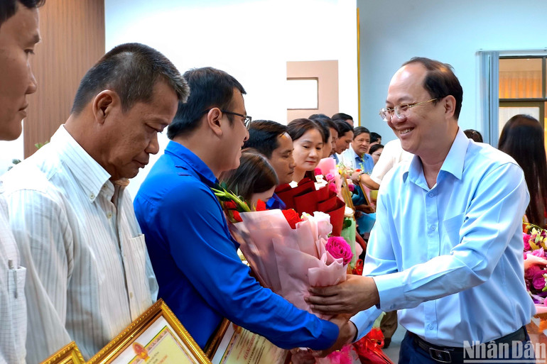 Bí thư Tỉnh ủy Cà Mau Nguyễn Hồ Hải (bìa phải) tặng Bằng khen cho các tập thể có đóng góp tích cực trong phong trào xóa nhà tạm, nhà dột nát.