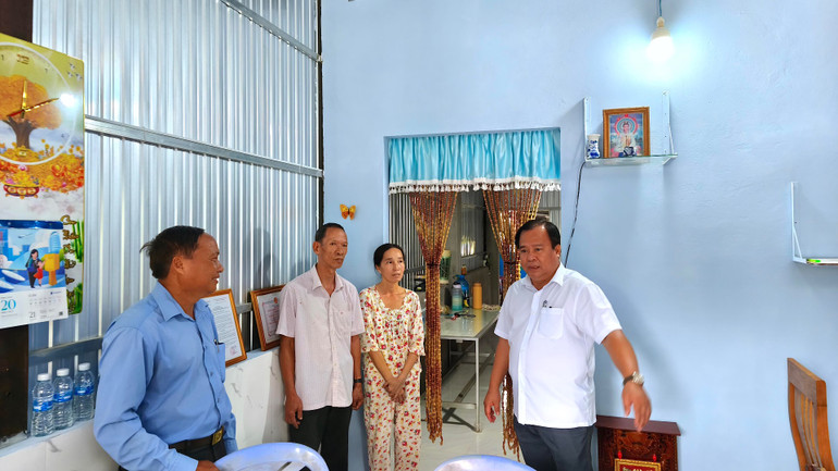 Phó Chủ tịch Ủy ban nhân dân tỉnh Cà Mau Nguyễn Minh Luân (bìa phải) thị sát chất lượng xây dựng nhà cho người dân trong chương trình xóa nhà tạm, nhà dột nát.