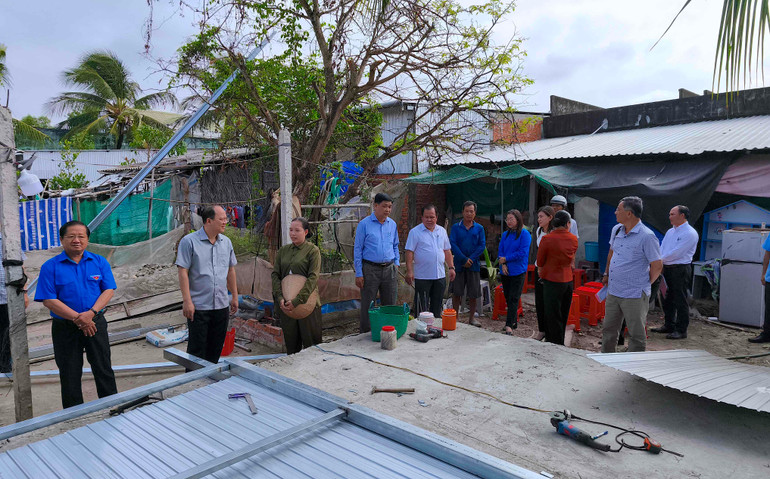 Bí thư Tỉnh ủy Cà Mau Nguyễn Hồ Hải (thứ 2 từ trái qua) kiểm tra tiến độ xóa nhà tạm, nhà dột nát trên địa bàn xã Hòa Thành, thành phố Cà Mau.