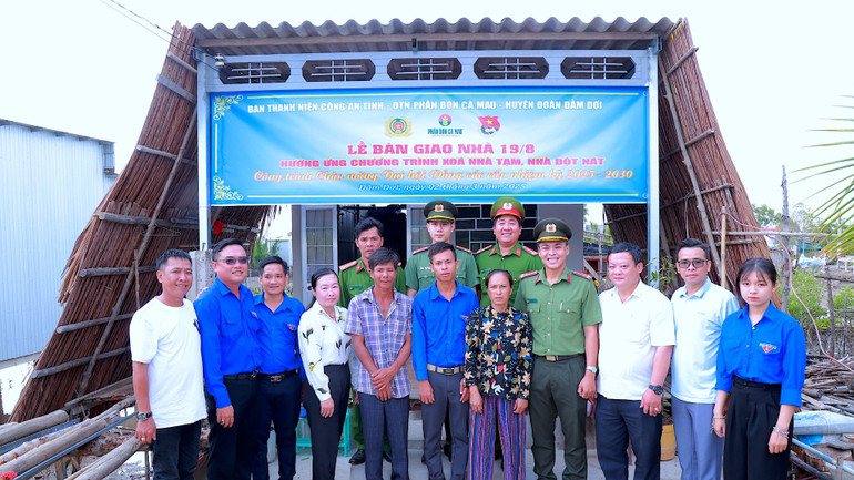 Công an tỉnh Cà Mau bàn giao nhà hỗ trợ cho người dân trên địa bàn huyện Đầm Dơi, tỉnh Cà Mau.