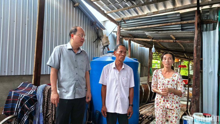 Bí thư Tỉnh ủy Cà Mau Nguyễn Hồ Hải (bên trái) kiểm tra điều kiện sinh hoạt của hộ dân được hỗ trợ nhà ở trên địa bàn thành phố Cà Mau.