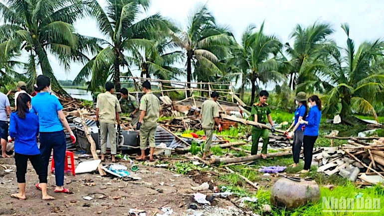 Chính quyền huyện U Minh huy động lực lượng giúp dân khắc phục hậu quả do dông, lốc.