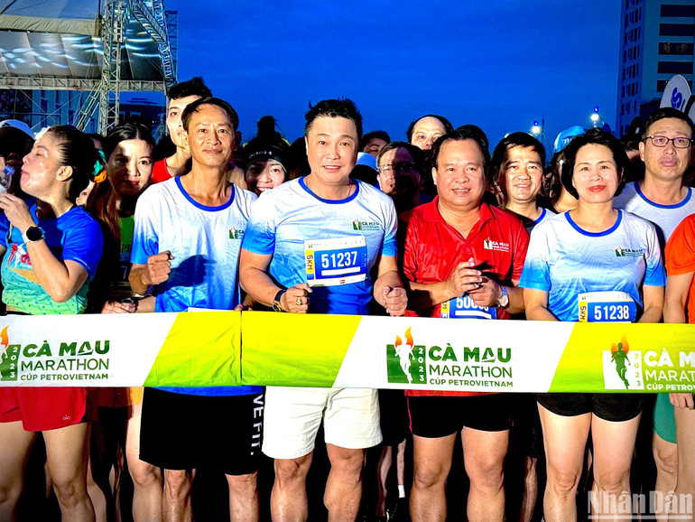 Giải đua Marathon về chủ đề “Hương rừng U Minh” tại Cà Mau có sự tham gia của một số diễn viên nổi tiếng.