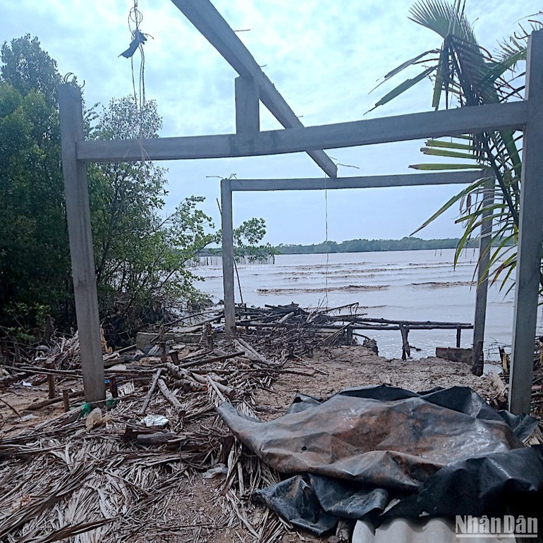 Nhà dân bị tàn phá tan hoang vì sóng dữ đánh trực diện vào bờ.