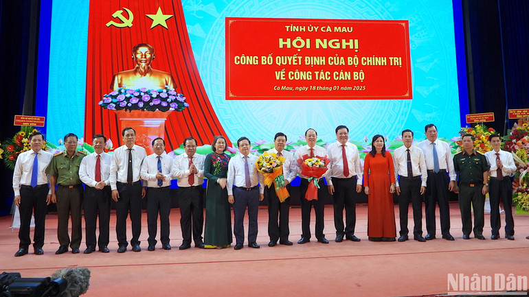 Tân Bí thư Tỉnh ủy Cà Mau Nguyễn Hồ Hải ra mắt và chụp hình lưu niệm với lãnh đạo Trung ương và Ban Thường vụ Tỉnh ủy Cà Mau.