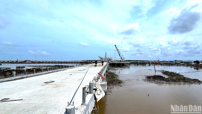 Đẩy nhanh tiến độ các công trình, dự án và giải ngân đầu tư công là một trong nhiều nhiệm vụ trọng tâm tại Cà Mau trong năm 2024.