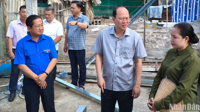 Bí thư Tỉnh ủy Cà Mau Nguyễn Hồ Hải kiểm tra tiến độ xóa nhà tạm, nhà dột nát trên địa bàn thành phố Cà Mau. Bí thư Tỉnh ủy Cà Mau Nguyễn Hồ Hải kiểm tra tiến độ xóa nhà tạm, nhà dột nát trên địa bàn thành phố Cà Mau.