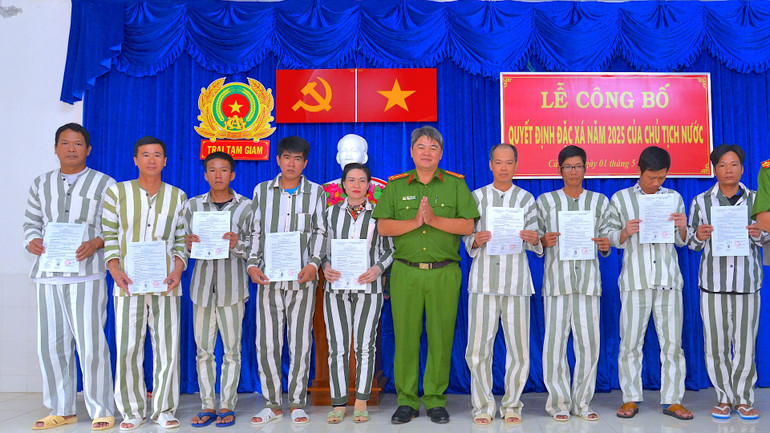 Thượng tá Trần Thanh Xuân (giữa), Phó Thủ trưởng Thường trực Cơ quan thi hành án hình sự thuộc Cơ quan tạm giữ tạm giam Công an tỉnh Cà Mau trao quyết định đặc xá của Chủ tịch nước cho các phạm nhân.
