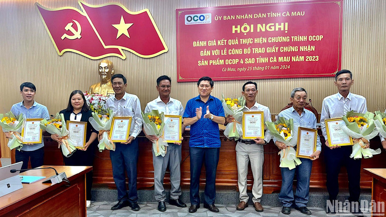 Phó chủ tịch Ủy ban nhân dân tỉnh Cà Mau Lê Văn Sử trao chứng nhận sản phẩm OCOP 4 sao năm 2023.