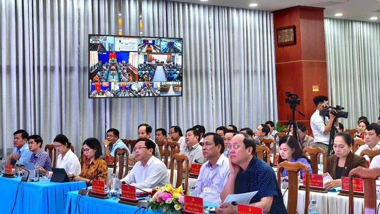 Các cán bộ chủ chốt tỉnh Cà Mau tham dự triển khai Nghị quyết 57 của Bộ Chính trị tại điểm cầu trực tiếp cấp tỉnh vào chiều 23/4. Các cán bộ chủ chốt tỉnh Cà Mau tham dự triển khai Nghị quyết 57 của Bộ Chính trị tại điểm cầu trực tiếp cấp tỉnh vào chiều 23/4.