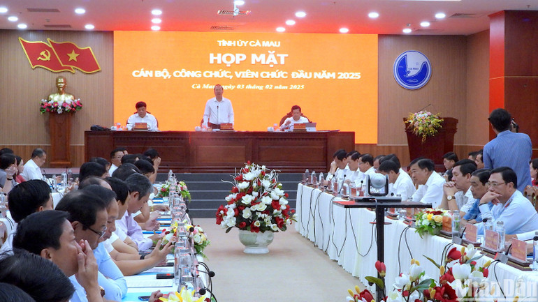 Bí thư Tỉnh ủy Cà Mau Nguyễn Hồ Hải yêu cầu cán bộ, công chức, viên chức “bắt tay” ngay vào công việc trên tinh thần không quên nhiệm vụ.