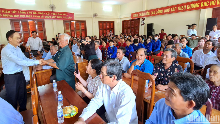 Đồng chí Lê Hoài Trung tay bắt mặt mừng với cộng đồng dân cư tại Ngày hội đại đoàn kết toàn dân tộc tổ chức điểm tại xã Hàm Rồng (huyện Năm Căn, tỉnh Cà Mau).