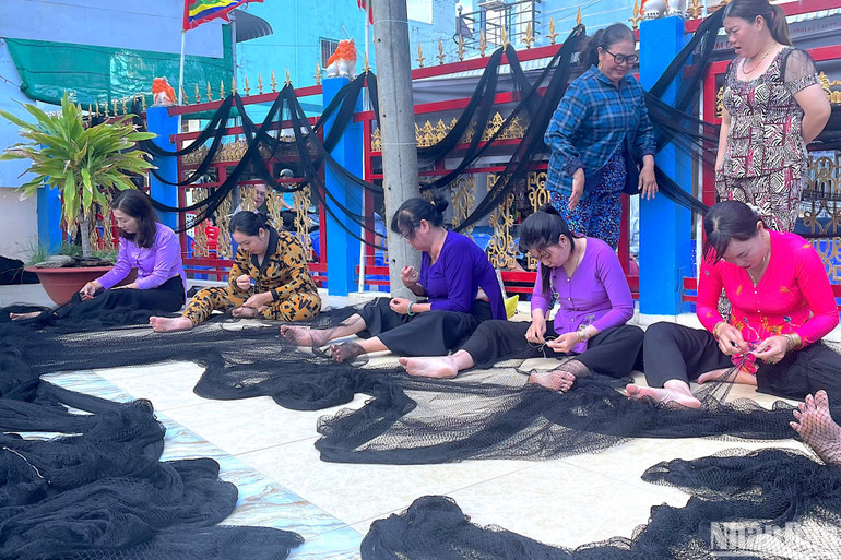 Hội thi vá lưới tại Lễ hội nghinh Ông Sông Đốc, thể hiện sự khéo léo của chị em phụ nữ trong công việc hậu cần nghề biển.