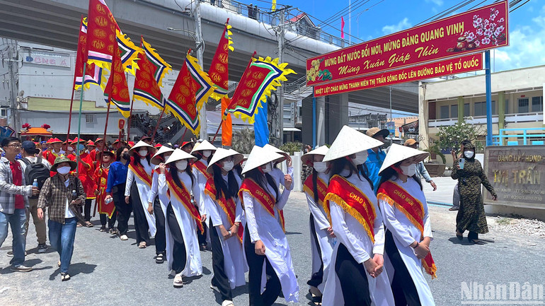 Nghi thức diễu hành chuẩn bị đi thỉnh Ông tại miền biển Sông Đốc.