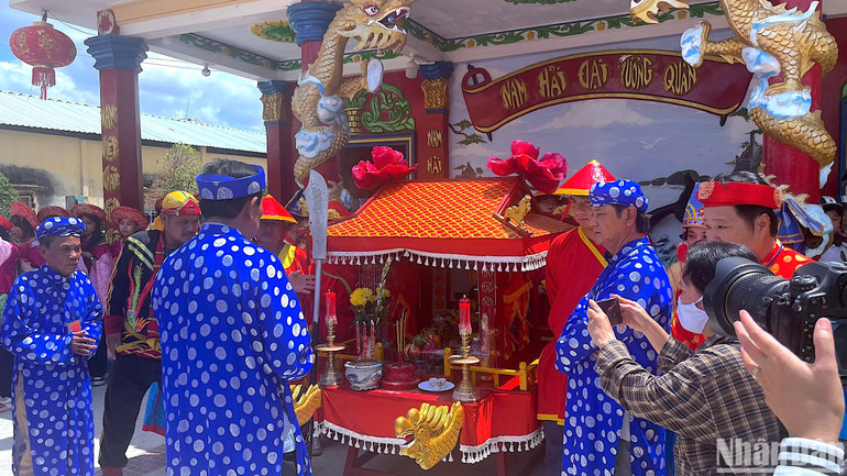 Ban trị sự Lăng Ông cùng các hội tập trung tại sân chuẩn bị nghi lễ Nghinh Ông.