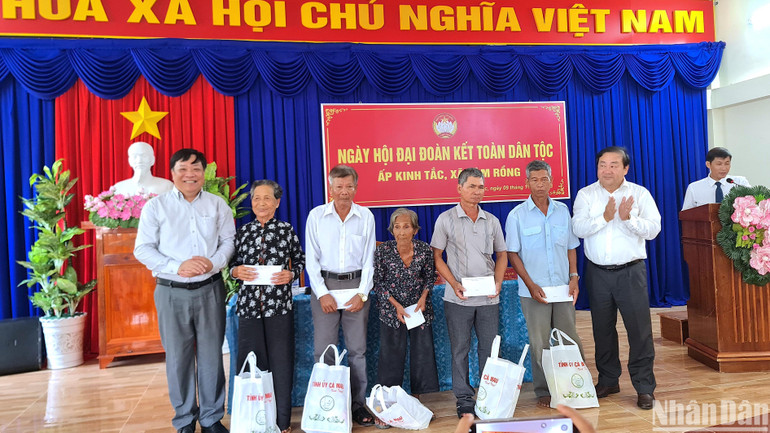 Lãnh đạo tỉnh Cà Mau tặng quà cho các hộ có hoàn cảnh khó khăn tại Ngày hội đại đoàn kết toàn dân tộc tổ chức điểm tại xã Hàm Rồng.