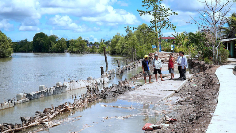Khu vực sạt lở có độ cong và dòng sông nước nước chảy khá siết...