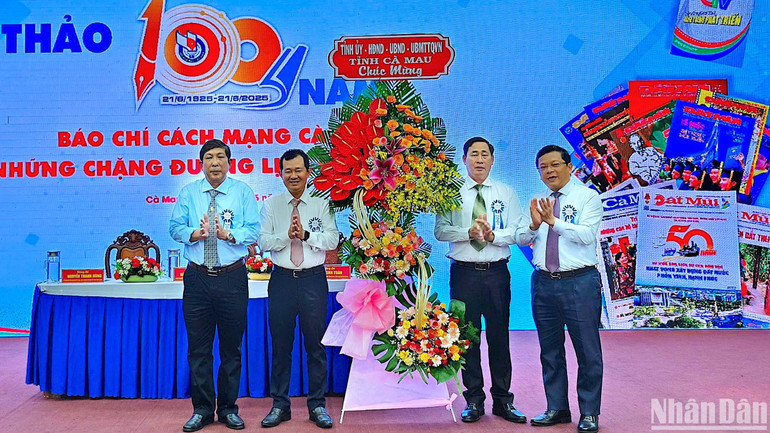 Phó bí thư Thường trực Tỉnh ủy Cà Mau Nguyễn Đức Hiển (bìa phải) tặng hoa chúc mừng tại hội thảo.