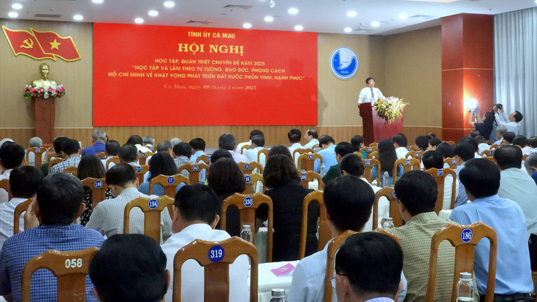 Phó Bí thư Thường trực Tỉnh ủy Cà Mau Nguyễn Đức Hiển truyền đạt những nội dung cốt lõi của chuyên đề làm theo Bác năm 2025. Phó Bí thư Thường trực Tỉnh ủy Cà Mau Nguyễn Đức Hiển truyền đạt những nội dung cốt lõi của chuyên đề làm theo Bác năm 2025.